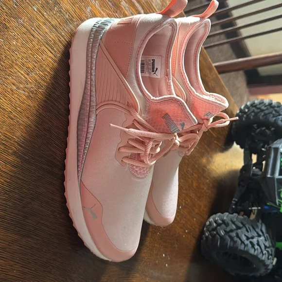 PUMA shoes. Size women 11 - Picture 2 of 6